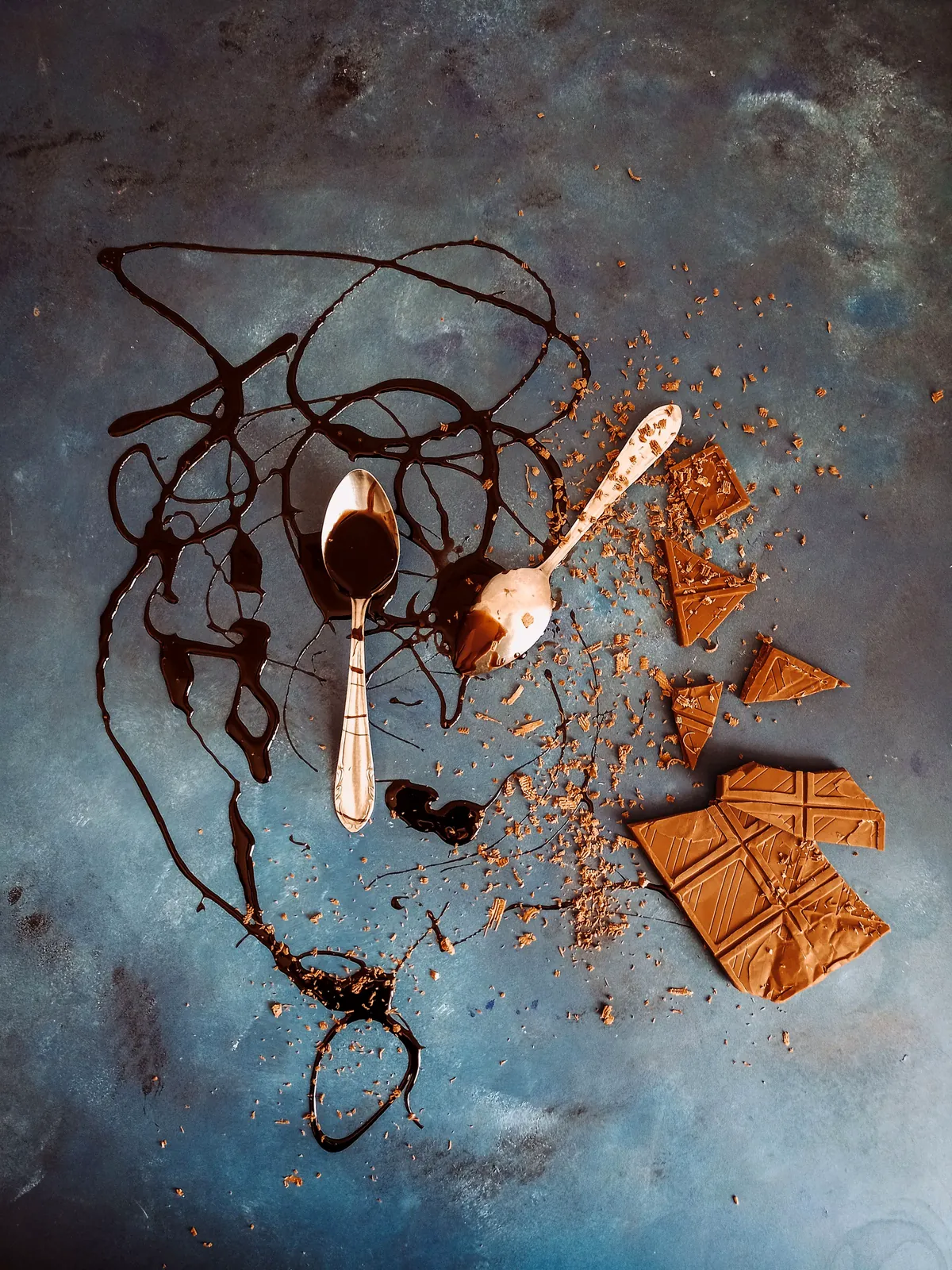 Pedaços de barra de chocolate sobre a bancada