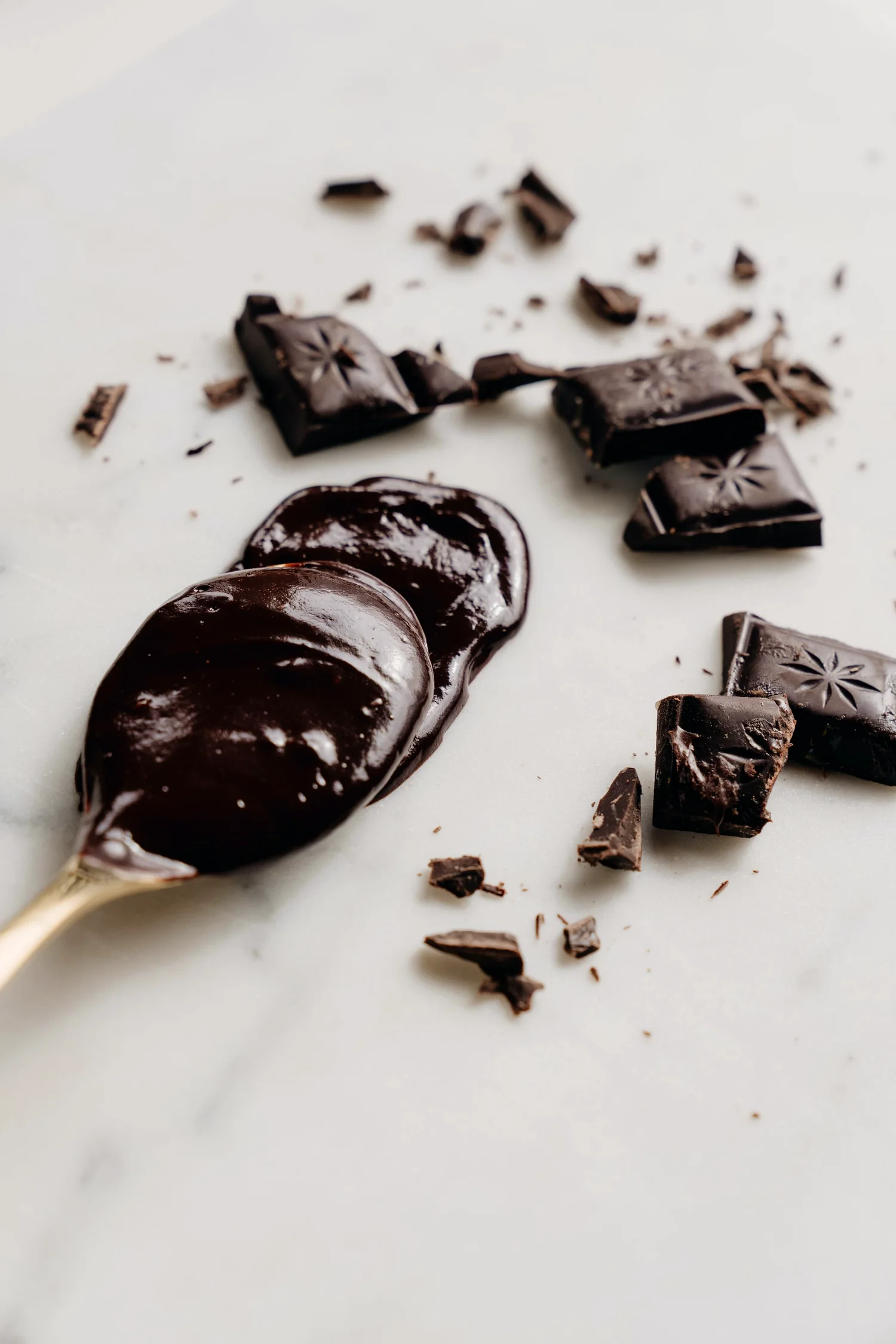 Barra de chocolate amargo partida
