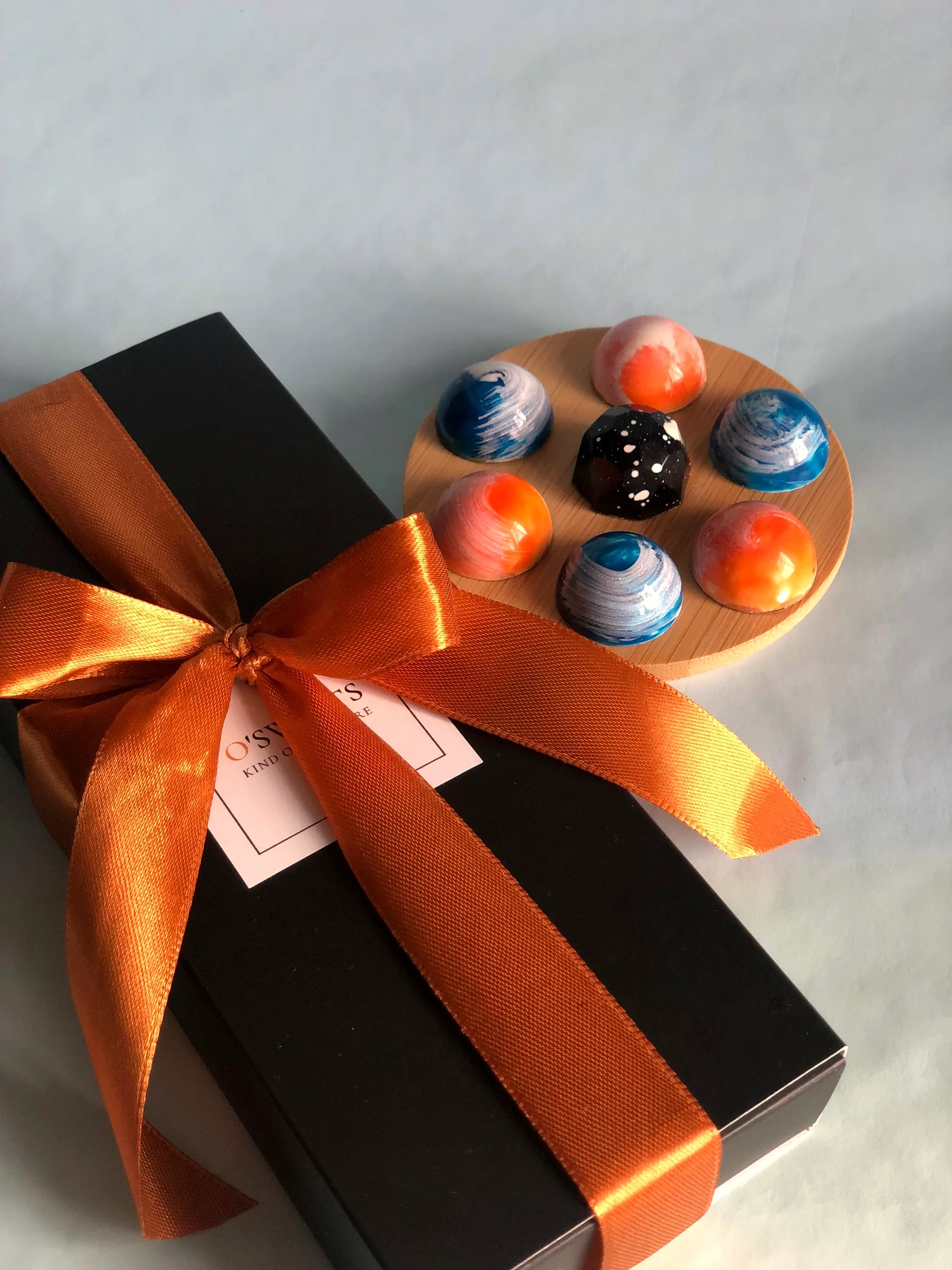 Caixa de bombons fechada com fita, pronta para presente