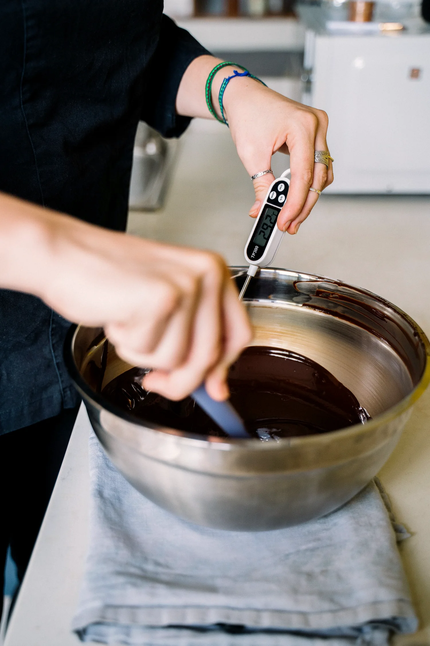 Termômetro medindo a temperatura do chocolate